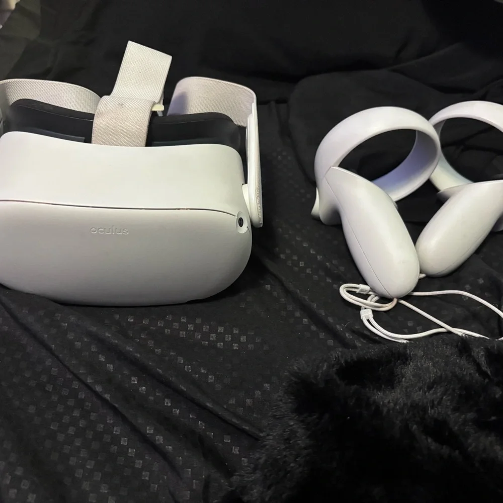 Oculus Standalone VR Headset with White Controllers and Straps